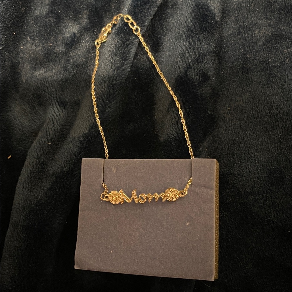 Avon silver “mom” anklet